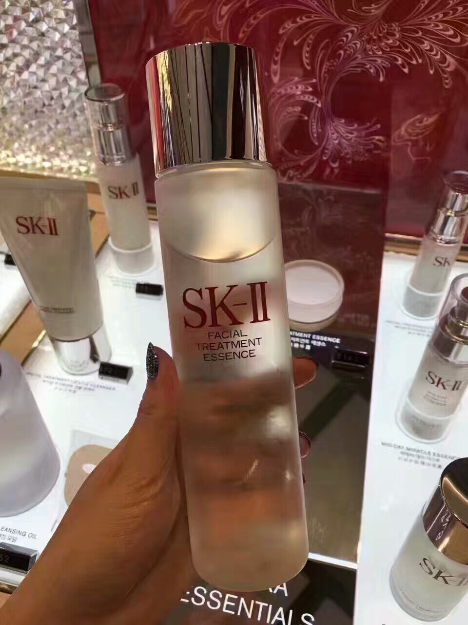 SK2神仙水，好多好多好多博主都在推荐说是油皮的亲妈，可以使皮肤调整到不干不油的状态~而且官方出来澄清咯，所有神仙水的生产线都是同一条，不存在成分不一样的问题，大家可以放心购买~最最重要的是，韩国的价格比香港便宜好多啊！！！！