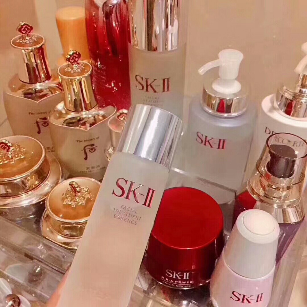 SKII神仙水 “如果你没有用过神仙水，就等于没有用过SKII”。“28年，承诺不变；28天，肌肤焕变”。皮肤细腻度和通透度都可以看到改善，谁用谁知道SKII神仙水整瓶含高达90.7%特有的Pitera®精华，神奇修护力量让脸上的问题奇迹般渐渐淡化，肌肤越变越细致，每天让肌肤喝饱水