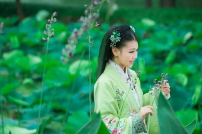 池清淺處花叢影，水若心潑墨丹青，
楊柳青青低垂岸，鏡湖泛漪圈愁情。
豔粉嬌紅落滿地，橫簫一曲和雁啼。
芳菲若歇何殆盡，煙雨綢繆何時停？
