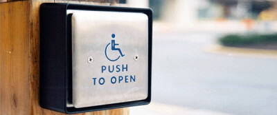 这个「一按门就开」的按钮，装在公共建筑的入口，可以帮助坐轮椅的用户方便开门。
这同时也方便了捧着许多东西的人、抱小孩的人，或者人们干脆都去按它开门——因为它真的比自己去推开/拉开大门方便多了。
所以，…