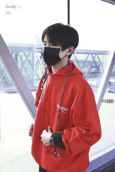 #易烊千玺 #TFBOYS 机场饭拍 时尚担当易烊千玺 高清 帅气