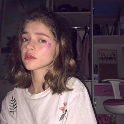 每个人都会有缺陷，就像被上帝咬过的苹果，有的人缺陷比较大，正是因为上帝特别喜欢他的芬芳。