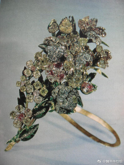 葉大帝的祖母綠戒指，除了葉子上的祖母綠全是彩色鑽石! ​​​​