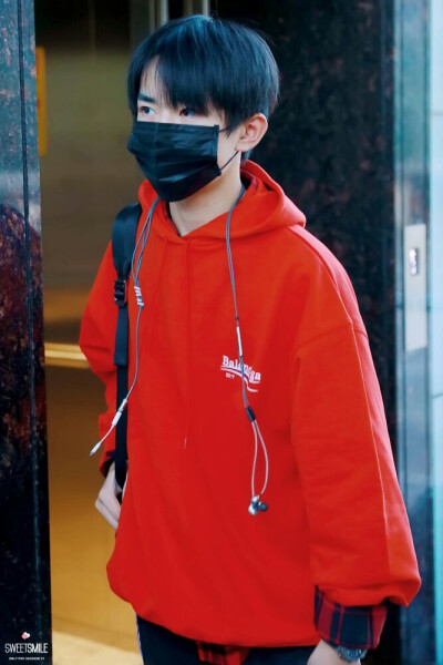 #易烊千玺 #TFBOYS 机场饭拍 时尚担当易烊千玺 高清 帅气