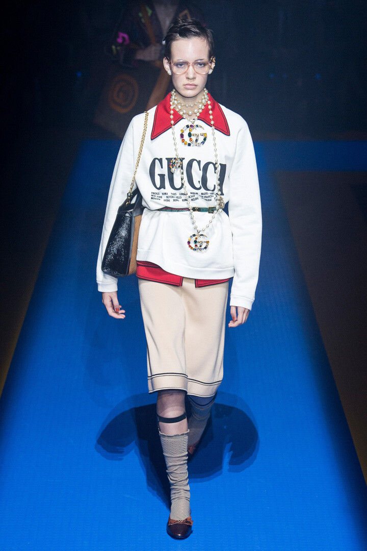 意大利奢侈品牌 GUCCI 2018 春夏高级成衣 本季创意总监亚历山卓·米开理呈现各色时尚元素，从复古风潮到夸张的未来主义，将前卫主义与古典主义融合，专注于诠释缓慢之美的时尚格调～