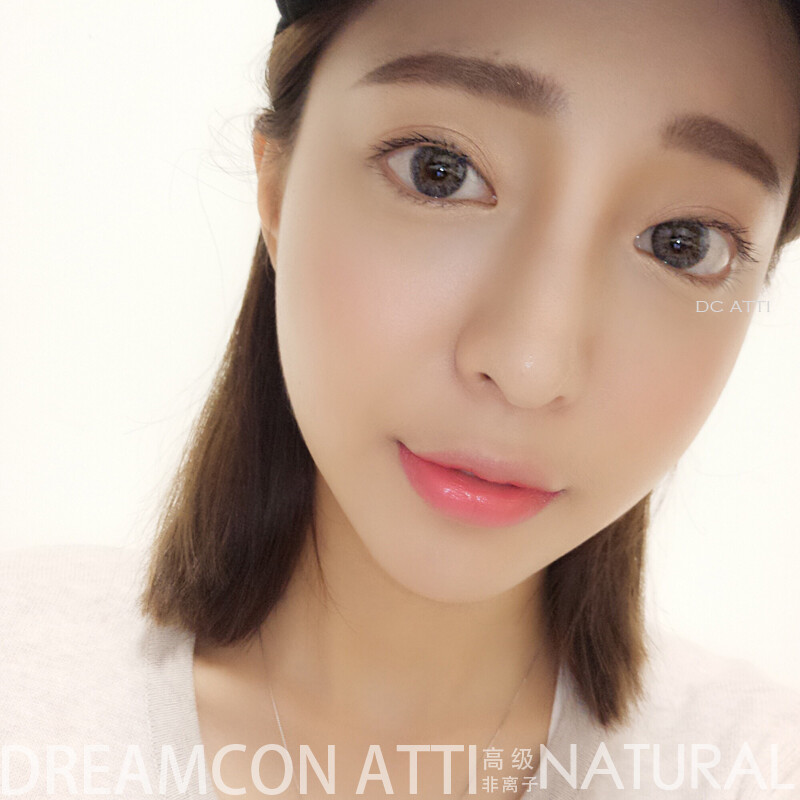 Dreamcon atti Natural 丝洛深灰:
 DIA:14.0 着色：13.3mm 含水量：40% 材质：高级非离子 锁水之王
混血款黄金比例三色搭配，浅棕色内圈点缀，大面积深灰色覆盖虹膜，搭配外圈的虚拟小黑圈，既不夸张却又迷离，经典的花纹通过重新设计，使得色素覆盖更全面，色素颗粒更细腻，真正意义上做到不挑人、自然贴合眼球。低含水量高保湿舒适又透氧，带给您不一样的体验。