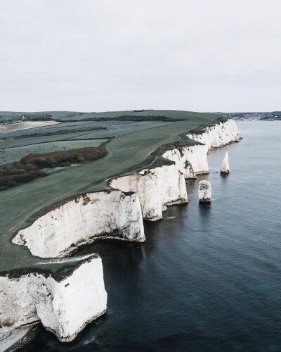 英国 Old Harry Rocks 白崖 。 ​​​