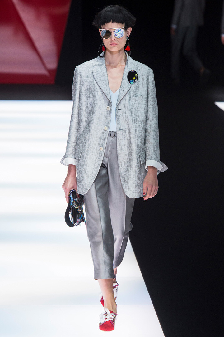 意大利奢侈品牌 Giorgio Armani 2018春夏高级成衣 本季系列设计师呈献更丰富的色彩，带来浓郁的春夏气息，更是掀起了一股印花狂潮。利落的剪裁、图形比例的线条与和谐的不对称感，打造现代简约的格调～