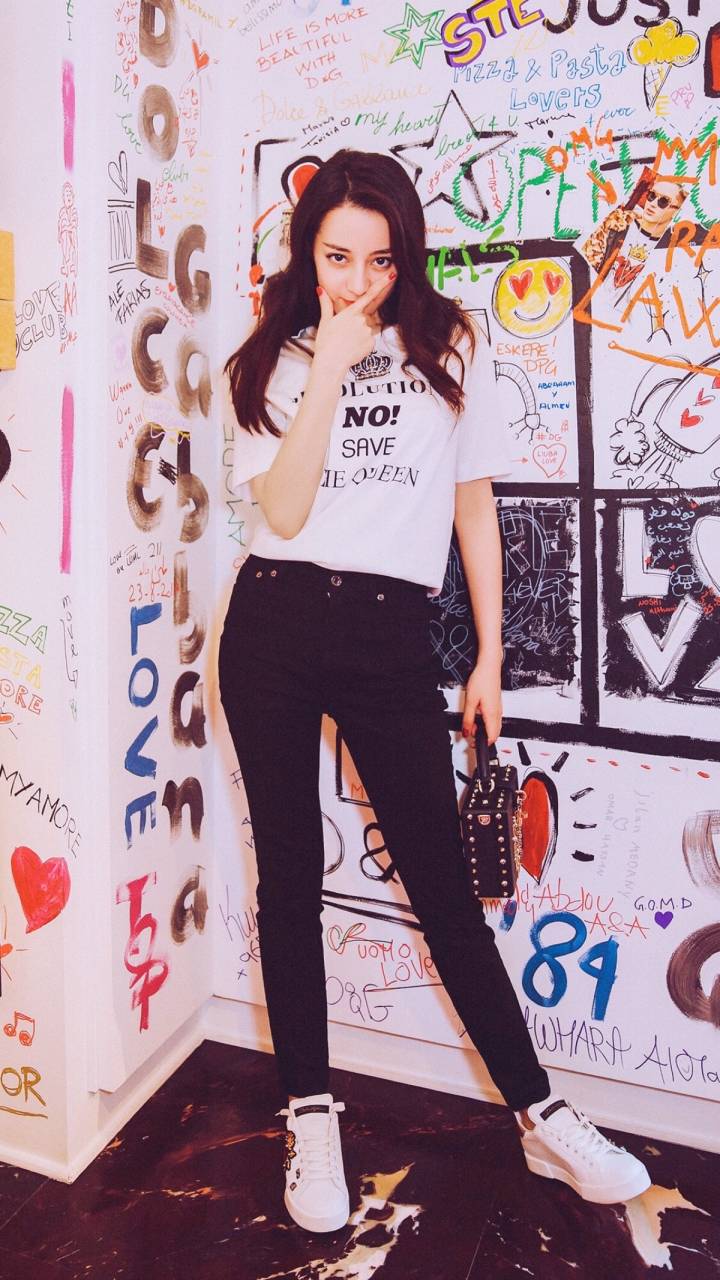 迪丽热巴，时尚杂志手机壁纸封面明星摄影旅游街拍