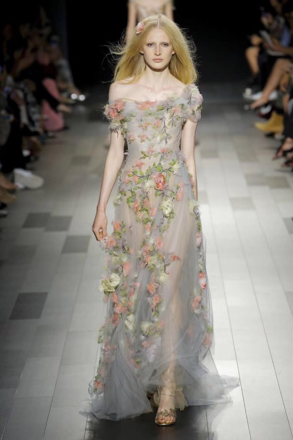 Marchesa Spring 2018 | 刺绣和花卉的结合，关于仙女裙的完美诠释。