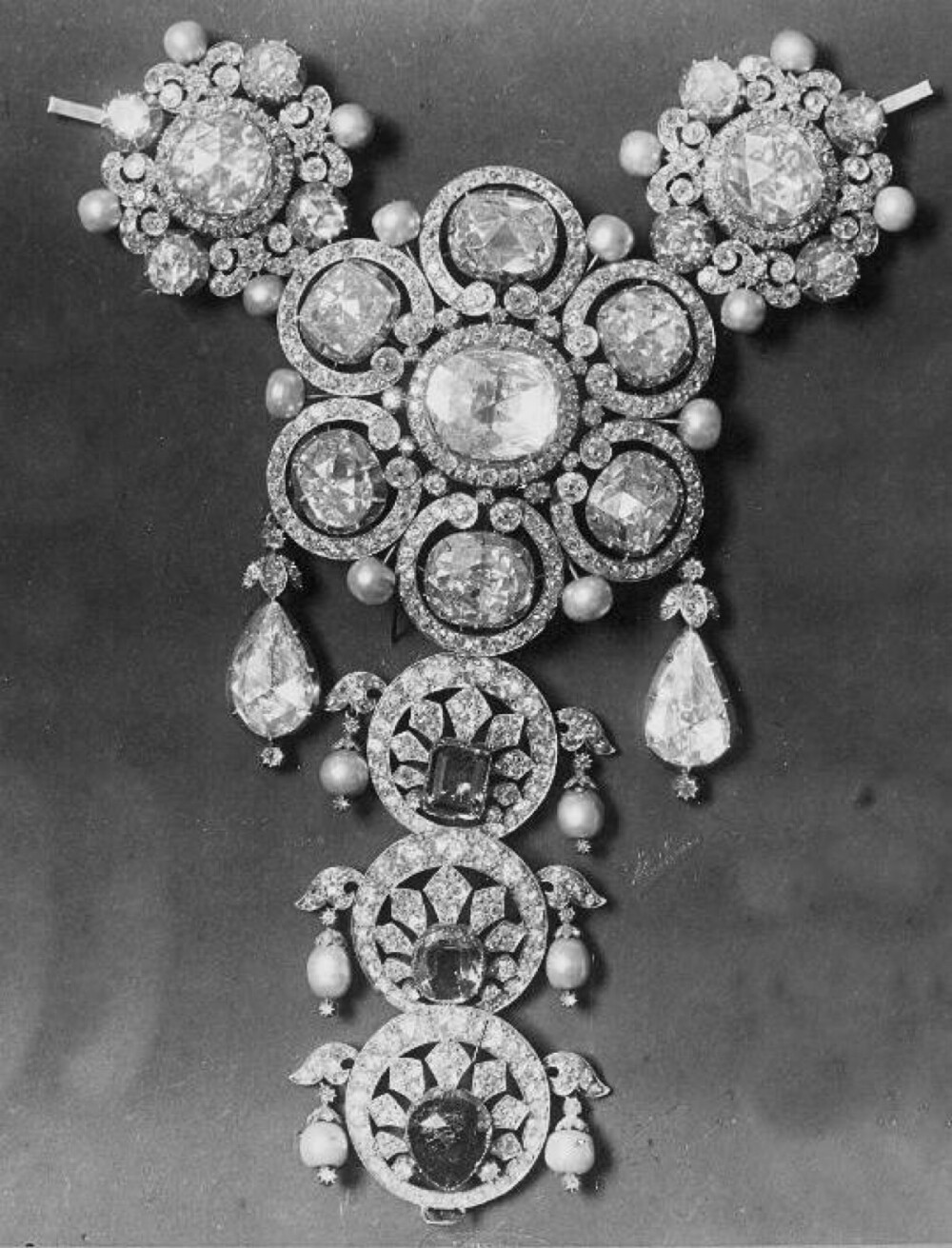 拿破仑三世的妻子欧仁妮王后的珠宝收藏。珠宝照片拍摄于1850年代，虽然是黑白照片但依然能感受到这些珠宝的璀璨绚丽