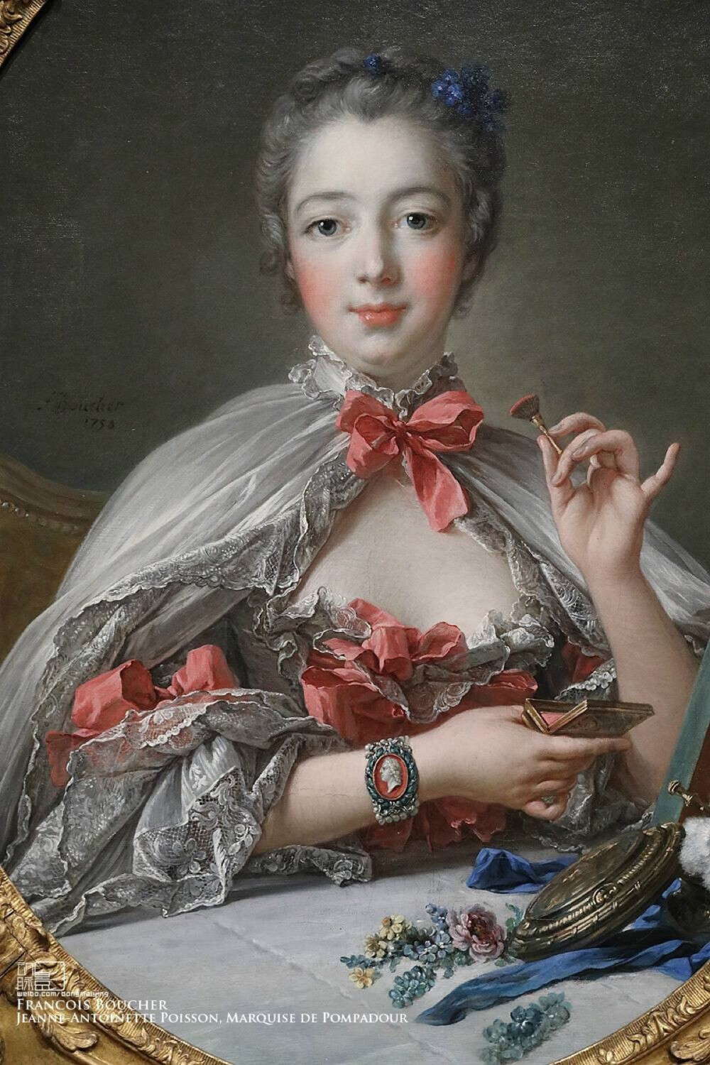 波士顿 哈佛大学艺术博物馆 1750年由Francois Boucher绘制的蓬帕杜夫人（Jeanne-Antoinette Poisson, Marquise de Pompadour） Francois Boucher是法国知名的洛可可风格的画家,此画画的是法国皇帝路易十五的著名情妇蓬帕杜夫人. ​​​