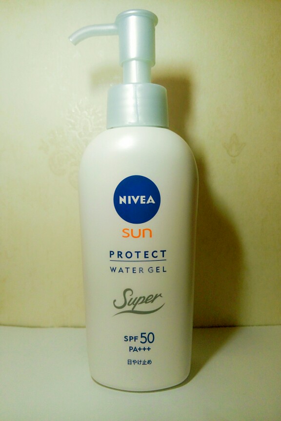 #安利种草##防晒#nivea妮维雅防晒霜，日代75RMB入。spf50，我是拿来当身体防晒用的，乳液质地，流动性强，涂抹开是无色的，延展性好，轻薄透气，非常清爽，出汗也不油腻不厚重，夏天完全无负担，重点是便宜大碗！