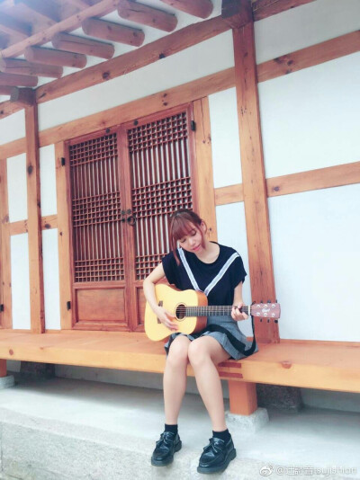 诗音小姐姐弹吉他