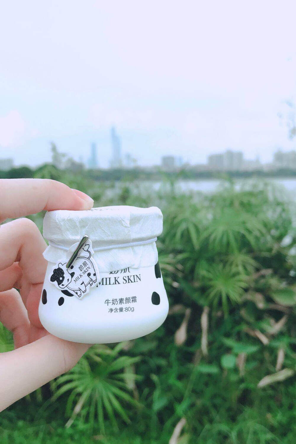 #一款可以美白护肤的素颜霜#奶肌素颜霜精选澳洲优质牛奶作为主要原材料，采用先进的浓缩提纯工艺制作，天然、安全、温和。除此之外还含有芦荟、小麦胚芽油等天然提取物，这些有效成分互相配合，达到锁水、保湿、滋养、抗氧化等功效，牛奶护肤让你在长期使用后真正拥有嫩白肌肤，摆脱化妆品和护肤品带来的短时间视觉效果。