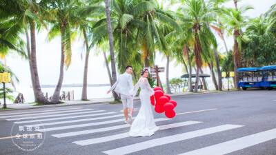 
三亚飘视觉婚纱摄影全球旅拍三亚站，独立模特样片定制工作室。私人专属，一对一定制，每日限量拍摄，只为精品。传承自然，幸福，唯美的摄影理念。3对新人每日限拍，4层美式文艺别墅，7年专注海景摄影，100%客户满意…