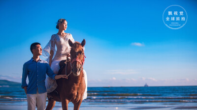 
三亚飘视觉婚纱摄影全球旅拍三亚站，独立模特样片定制工作室。私人专属，一对一定制，每日限量拍摄，只为精品。传承自然，幸福，唯美的摄影理念。3对新人每日限拍，4层美式文艺别墅，7年专注海景摄影，100%客户满意…