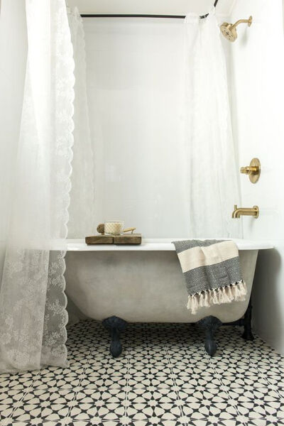 提高生活幸福感的浴帘，装饰空间的同时也能起到干湿分离的作用，蕾丝的浴帘，多美啊！
