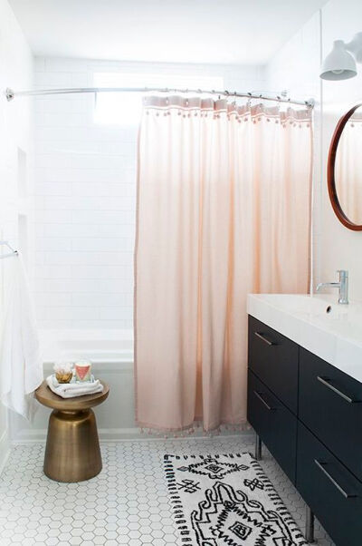 提高生活幸福感的浴帘，粉色浴帘装饰空间的同时也能起到干湿分离的作用，让卫生间更干净。