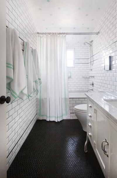 提高生活幸福感的浴帘，装饰空间的同时也能起到干湿分离的作用，让卫生间更干净。