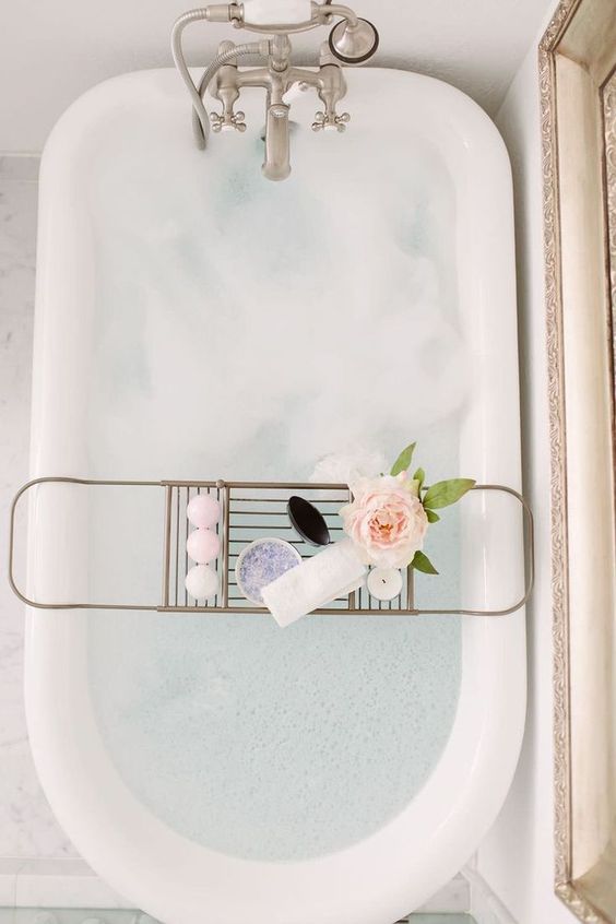 有了浴缸，你还需要一个貌美的置物架来大大提升幸福指数！