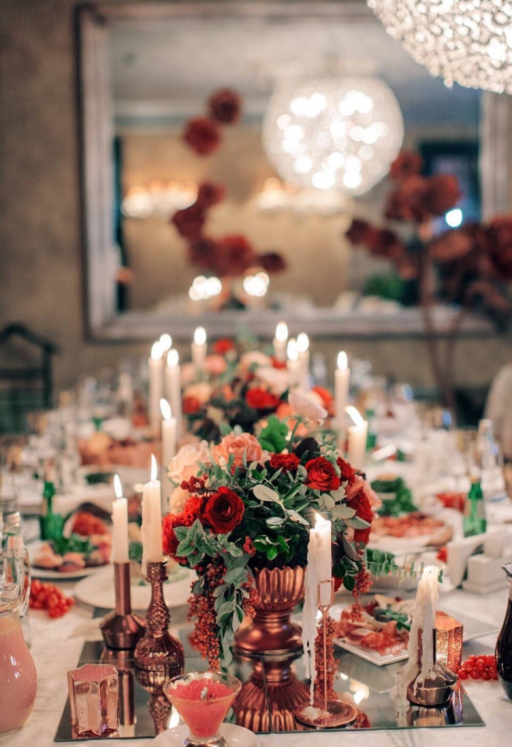 一瓶红葡萄酒为主题。在此基础上，大胆的运用葡萄酒红，铜，金，粉的色调作为装饰用花，酒红色天鹅绒，大型花朵，水果，芝士蛋糕和大量的蜡烛，创造了一个独特神奇的红葡萄酒婚礼。