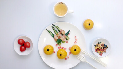 我给老婆做的第31道早餐
南瓜饼
蜂蜜柚子茶
煎培根秋葵
石榴、圣女果
坚果