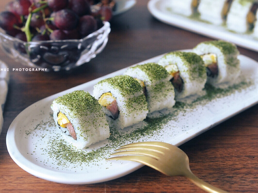 早安，今日早餐:海苔粉寿司+琥珀核桃+小葡萄+豆浆。
寿司做法很简单，我里面只加了香肠、鸡蛋、沙拉酱，表面撒了海苔粉增加口感，味道很不错的！有兴趣的童鞋们可以动手试试看，好吃又好看！
琥珀核桃做法写新书里了，这道小零食真的好吃到停不下来啊~！
新款大理石盘真的美翻了~！