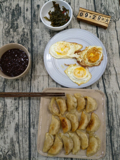 黑米粥+煎饺+煎鸡蛋