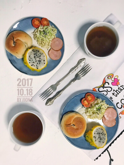 20171018 今天早上吃迷迭香芝心卷➕焙煎芝麻卷心菜沙拉➕火腿➕番茄➕麒麟果➕酸枣汁 麒麟果超甜的好吃就是超贵 像加了蜂蜜火龙果一样～