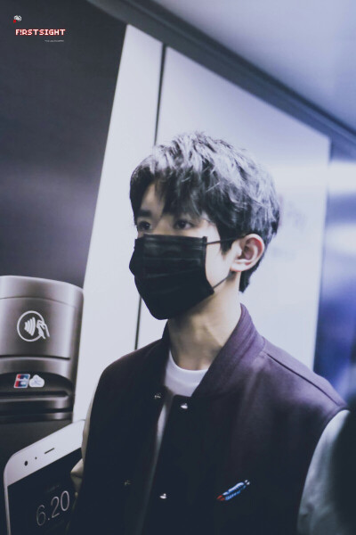 #易烊千玺 #TFBOYS 机场饭拍 高清 帅气 时尚担当易烊千玺