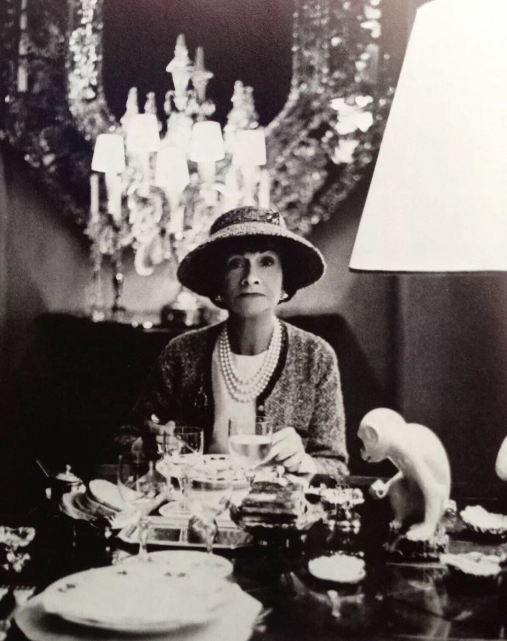 Antoine的茶室很快成了巴黎右岸社会名流、贵妇丽人们趋之若鹜的社交场所。这些名人中，就有时尚先锋Coco Chanel女士。