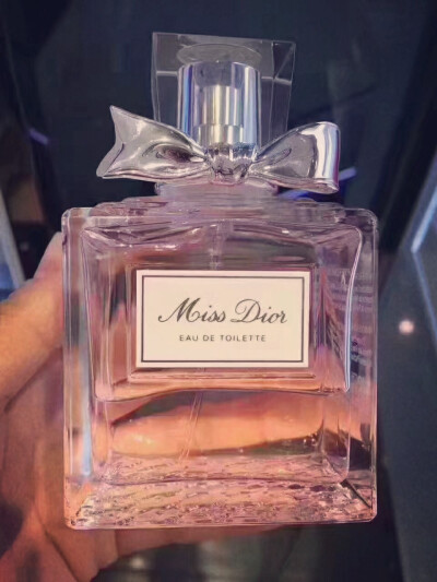 迪奥 花漾甜心淡香水 ～是Miss Dior花漾淡香水芳香谐曲中的核心音符。确切地说，这是一抹牡丹香。众所周知，柔弱的牡丹难以侍弄掌控，牡丹花香的天然精华不易萃炼。它的独特魅力唯有以玫瑰香调与来自甜杏、蜜桃的…