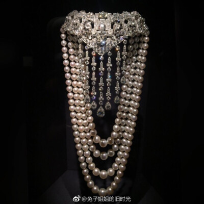 这是一条珍珠项链的背面，壮观的钻石扣啊，来自Marjorie Merriweather Post的收藏