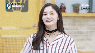 周洁琼，艺名Pinky，1998年12月16日出生于中国浙江省台州市，就读于首尔表演艺术高中，中国内地流行乐女歌手，韩国女子组合PRISTIN成员。