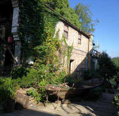 实在是自己走错了路，自己还心思细腻，别人和我又没有什么关系。还是要努力着走下去，先把自己的路走好