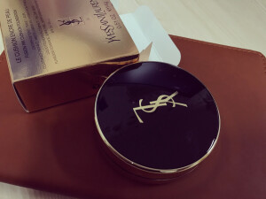 #YSL羽毛蕾丝气垫bb#spf23  pa++，用前不叠加一个防晒的话几乎只有坐在室内的活动才用，妆感确实非常轻薄，自然服帖，但相应的遮瑕度不高，皮肤状态较好时才会选择用它，另外，没有替换装没有替换装没有替换装！！