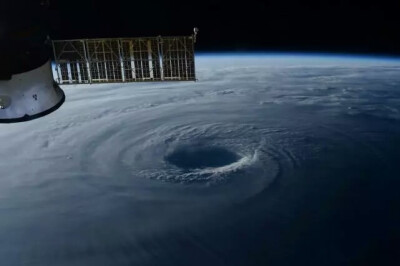 从太空中看巨型超强台风兰恩，壮观场景背后是日本的灾难
太空看17级巨型超强台风兰恩，由国际空间站拍摄。兰恩的风眼巨大而深邃，仿佛是深不见底的黑洞。兰恩将于22号深夜或23号凌晨登陆日本，中心有可能穿过东京。…