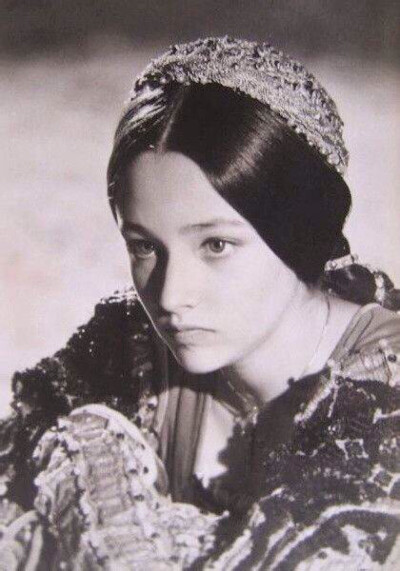 奥丽维娅·赫西 Olivia Hussey（1951年4月17日），兼备东方和西方之美。因在1968年的影片《罗密欧与朱丽叶》中饰演朱丽叶而成名，当时年仅17岁。