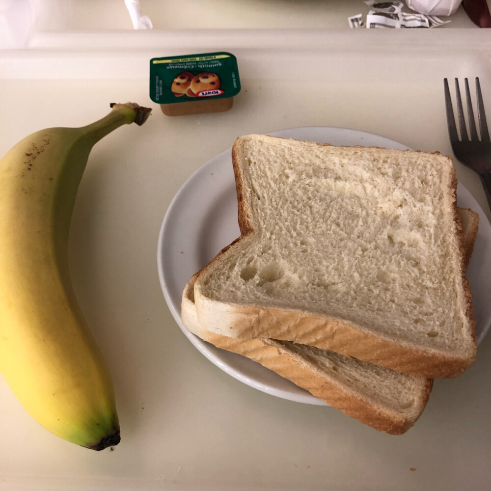 DAY14 早餐是皮塔饼 喝了一杯豆奶 中午在食堂吃了香蕉吐司 早餐是红薯贝果 缺乏维生素的一天 累到明明很饱也想吃零食 生的山核桃好难吃 韩式米老头把口腔上壁都磨破了