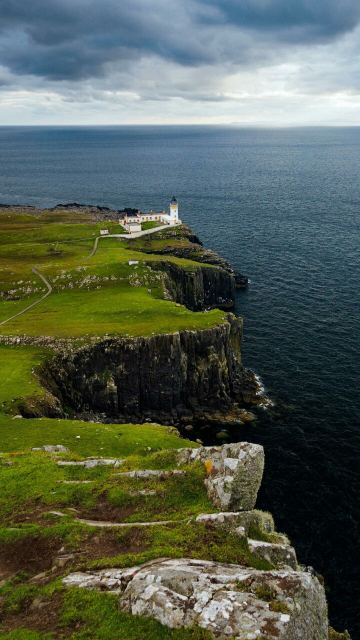 建于1909年位于神秘的苏格兰斯凯岛被誉为站在世界边缘的灯塔