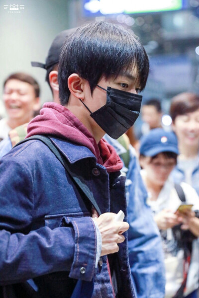 #易烊千玺 #TFBOYS 机场饭拍 高清 帅气 时尚担当易烊千玺