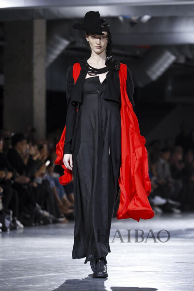 2018春夏巴黎时装周：山本耀司 (Yohji Yamamoto) 女装秀