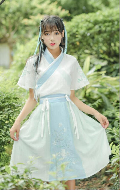 天色不愁人。眼前无限春。