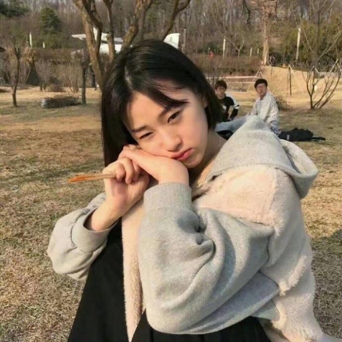 有些人相识一天就能恋爱
有些人认识了好几年都不敢表白
有些人在一起了好多年却没能走到最后
有些人分分合合兜兜转转还是会地老天荒
人生就是这么奇妙
遇到错的人做什么都好像是错的
遇到对的人怎样都是对的 ​​​