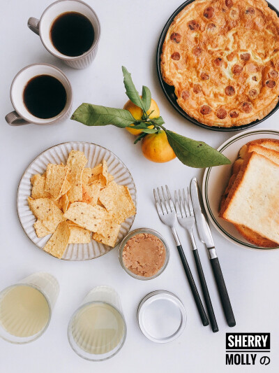 早～小太阳占满了整个阳台耶
早餐也是黄色系呐
香肠煎蛋/吐司配栗子酱/玉米片～
花了好大的功夫做的栗子酱得到了Molly的赞赏 开心哟～