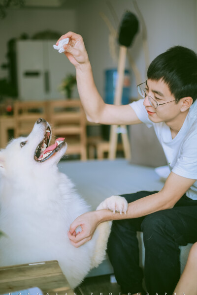 家是个阳光四溢的地方
摄影：洪小漩
出镜：卢sir 瞳瞳
自从卢sir离职后，这是第一次和他们小夫妻碰面，在他们的小家，他们做饭给我和我男朋友吃。
这组照片是瞳瞳早先定下的，谁也说不上来怎么等到了两年后才拍…