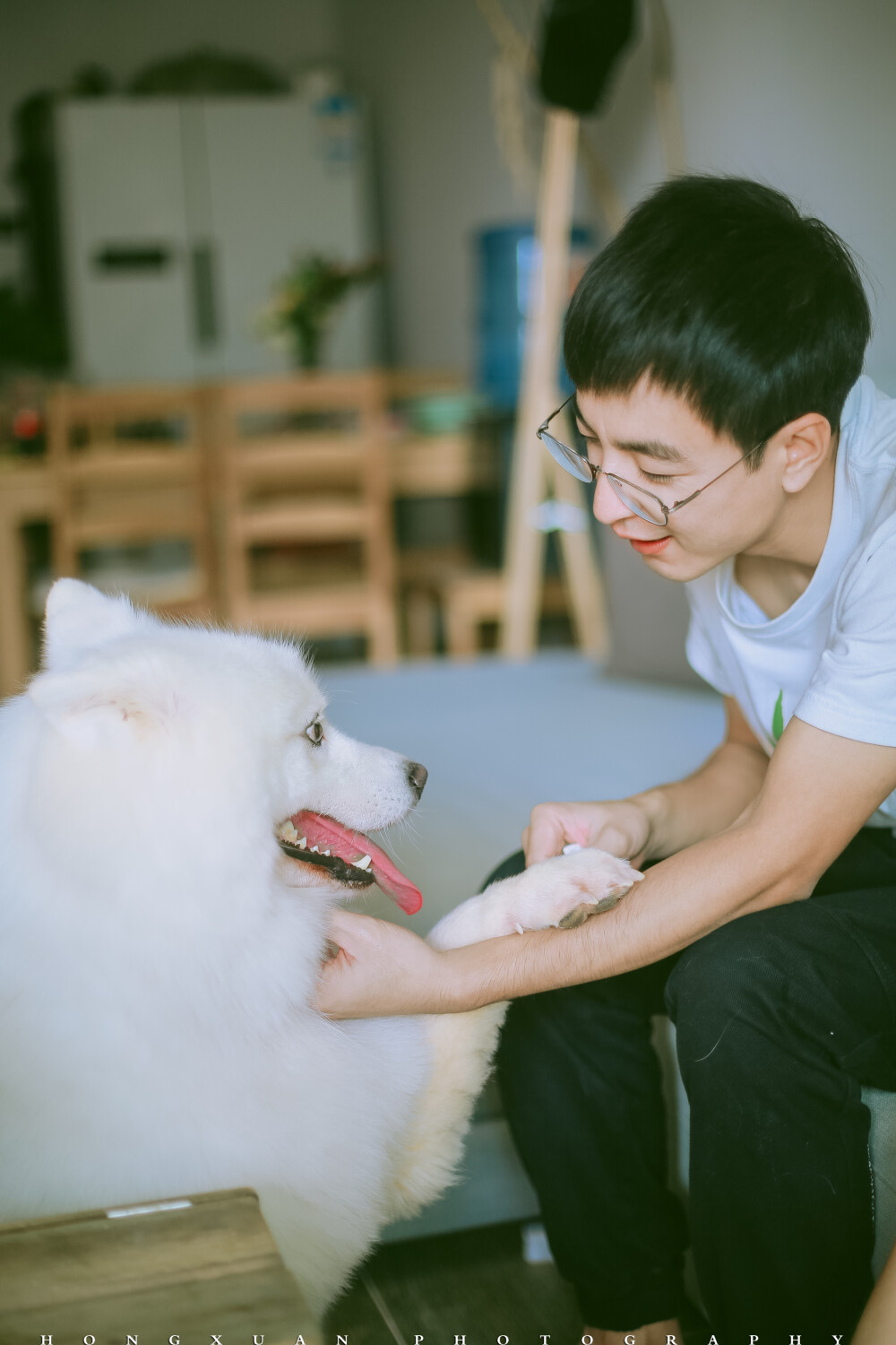 家是个阳光四溢的地方
摄影：洪小漩
出镜：卢sir 瞳瞳
自从卢sir离职后，这是第一次和他们小夫妻碰面，在他们的小家，他们做饭给我和我男朋友吃。
这组照片是瞳瞳早先定下的，谁也说不上来怎么等到了两年后才拍，或许是哪怕我和卢sir在同一个单位，却总有各自的忙碌吧。
原本去年G20期间说好要帮他们婚礼跟拍的，结果在婚礼前一天，我肾结石住院了，最终错过，这一直是我的一个遗憾。
还好，日子很长，我可以有机会弥补。
来到你们的小家，绿植、多肉、鱼类、螃蟹、鸟、fighting，你们总能把生活的环境打造得宛若个小动物园，让人觉得莫名亲切。瞳瞳指着电视柜下方冒芽的植物对我说，这是罗汉松，我们自己捡来的种子培的。
傍晚的阳光慢慢洒金房间，你们换了很久的衣服，总算如愿。我们一起出去买菜，阳光刚刚好，暖暖地铺了一身。
你们的样子，让我对婚姻充满期待。