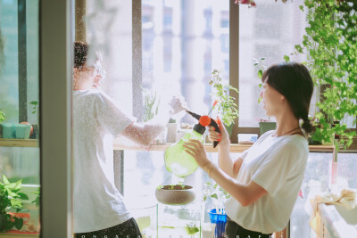 家是个阳光四溢的地方
摄影：洪小漩
出镜：卢sir 瞳瞳
自从卢sir离职后，这是第一次和他们小夫妻碰面，在他们的小家，他们做饭给我和我男朋友吃。
这组照片是瞳瞳早先定下的，谁也说不上来怎么等到了两年后才拍…