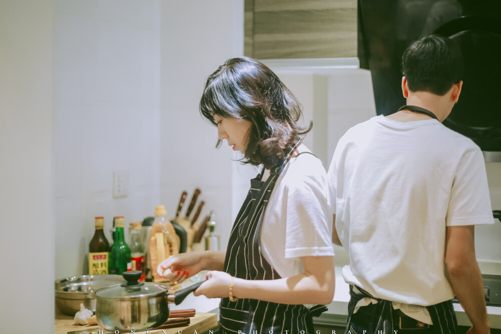 家是个阳光四溢的地方
摄影：洪小漩
出镜：卢sir 瞳瞳
自从卢sir离职后，这是第一次和他们小夫妻碰面，在他们的小家，他们做饭给我和我男朋友吃。
这组照片是瞳瞳早先定下的，谁也说不上来怎么等到了两年后才拍，或许是哪怕我和卢sir在同一个单位，却总有各自的忙碌吧。
原本去年G20期间说好要帮他们婚礼跟拍的，结果在婚礼前一天，我肾结石住院了，最终错过，这一直是我的一个遗憾。
还好，日子很长，我可以有机会弥补。
来到你们的小家，绿植、多肉、鱼类、螃蟹、鸟、fighting，你们总能把生活的环境打造得宛若个小动物园，让人觉得莫名亲切。瞳瞳指着电视柜下方冒芽的植物对我说，这是罗汉松，我们自己捡来的种子培的。
傍晚的阳光慢慢洒金房间，你们换了很久的衣服，总算如愿。我们一起出去买菜，阳光刚刚好，暖暖地铺了一身。
你们的样子，让我对婚姻充满期待。